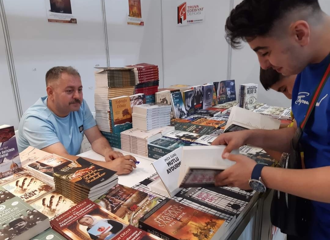 14 / 22 Mayıs 2022 Kocaeli Kitap Fuarı Mutlu Aydurmuş İmza Günü 