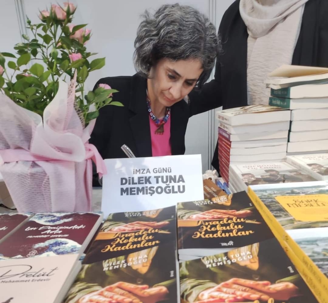 14 / 22 Mayıs 2022 Kocaeli Kitap Fuarı -  Dilek Tuna Memişoğlu &  Muhammet Erdevir İmza Günü 