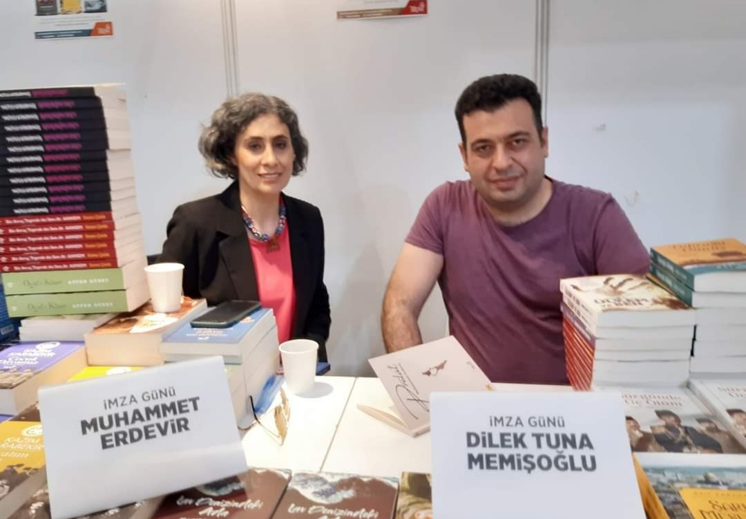 14 / 22 Mayıs 2022 Kocaeli Kitap Fuarı -  Dilek Tuna Memişoğlu &  Muhammet Erdevir İmza Günü 