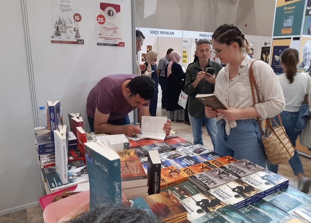 14 / 22 Mayıs 2022 Kocaeli Kitap Fuarı -  Dilek Tuna Memişoğlu &  Muhammet Erdevir İmza Günü 