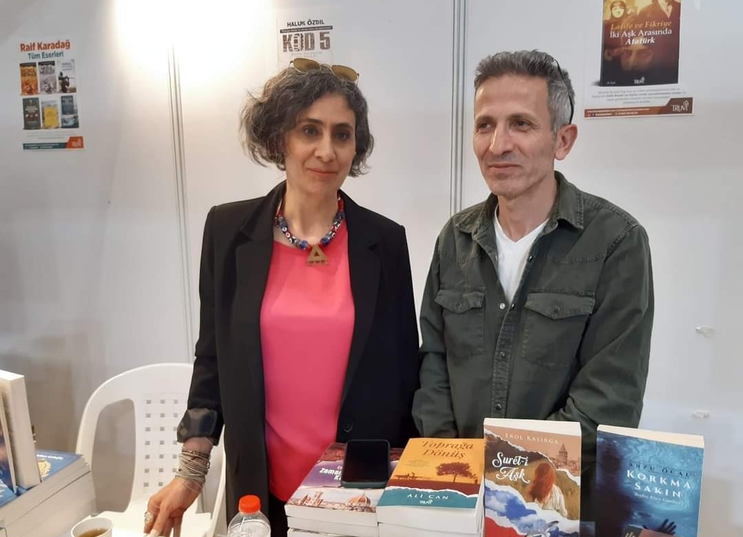 14 / 22 Mayıs 2022 Kocaeli Kitap Fuarı -  Dilek Tuna Memişoğlu &  Muhammet Erdevir İmza Günü 