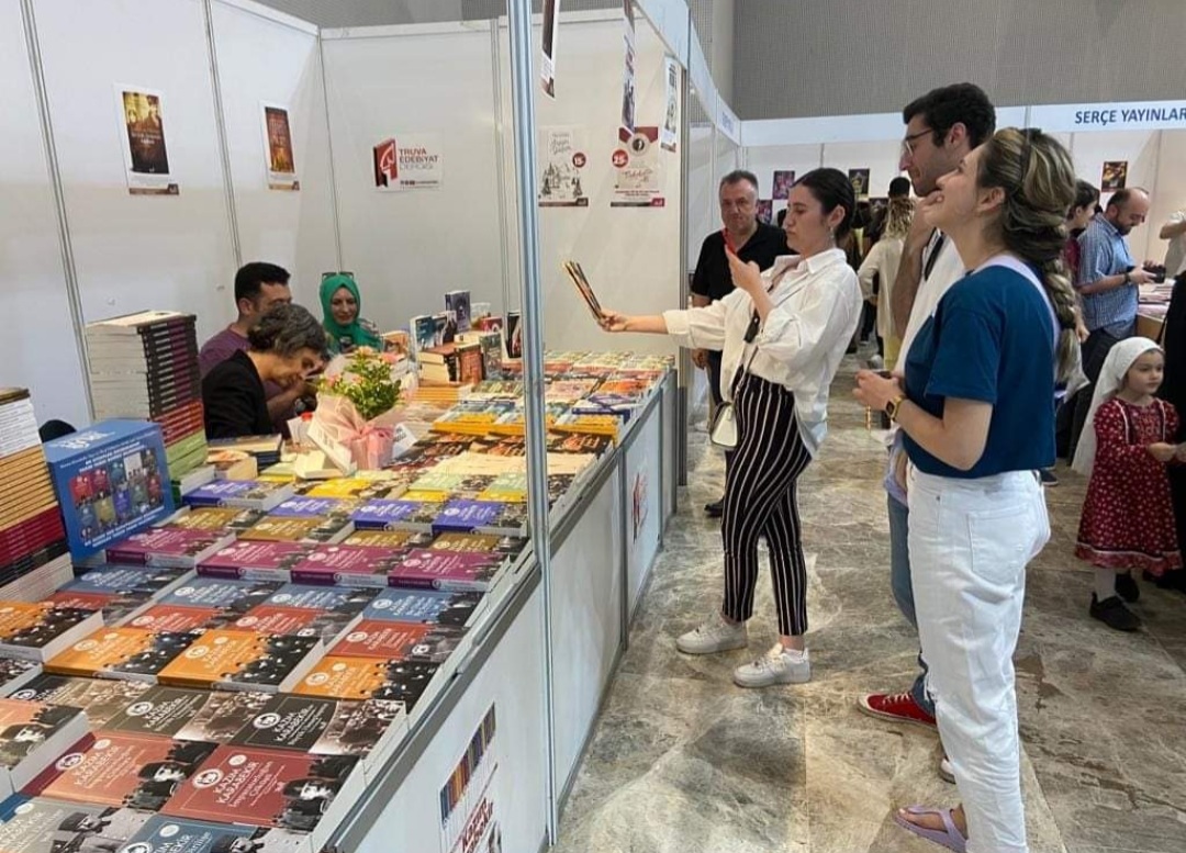 14 / 22 Mayıs 2022 Kocaeli Kitap Fuarı -  Dilek Tuna Memişoğlu &  Muhammet Erdevir İmza Günü 
