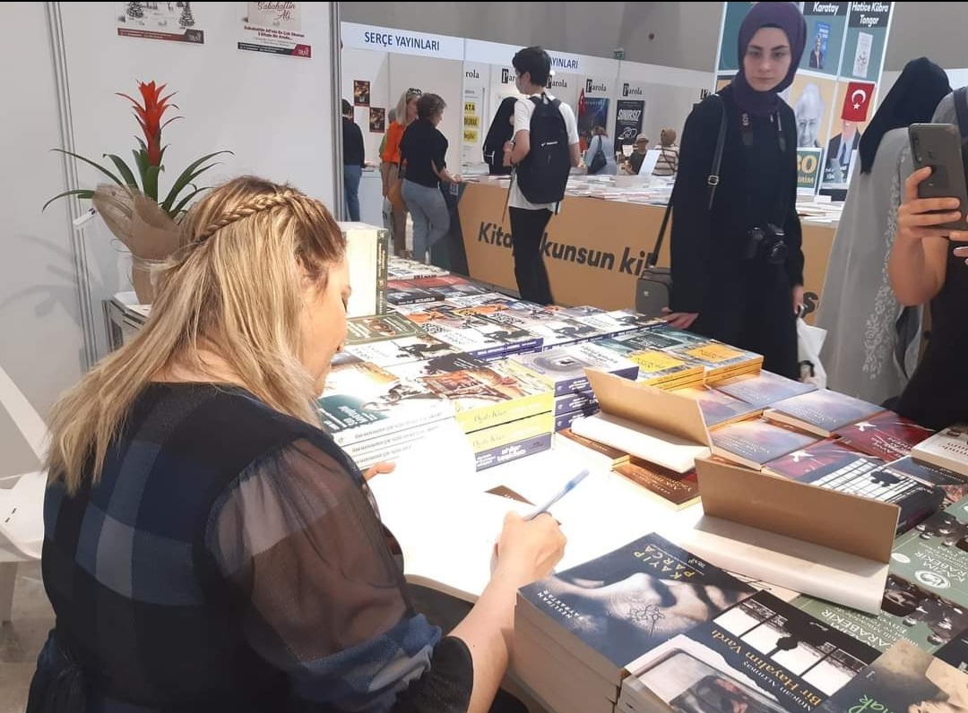 14 / 22 Mayıs 2022 Kocaeli Kitap Fuarı Serpil Yalçın &  Sami Çelik İmza Günü 