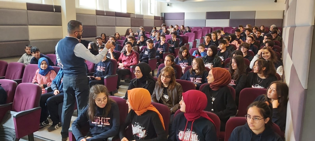 Truva Edebiyat Dergisi Yazı İşleri Müdürü Eğitimci - Yazar Ümit Polat Konferans Verdi
