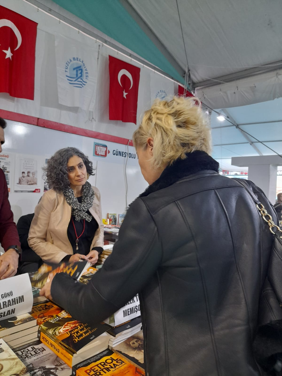 Truva Yayınları ve Truva Edebiyat Dergisi 5. Tuzla Kitap Fuarı İmza Günü- 03 - 04 / Aralık / 2022