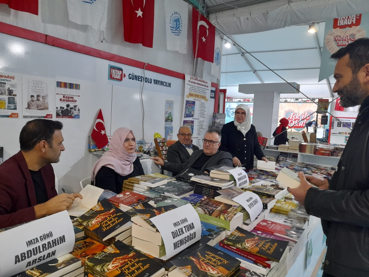 Truva Yayınları ve Truva Edebiyat Dergisi 5. Tuzla Kitap Fuarı İmza Günü- 03 - 04 / Aralık / 2022