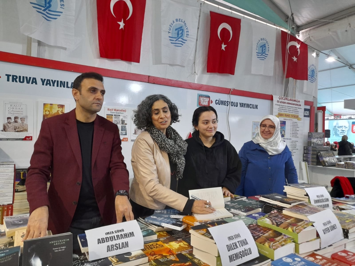 Truva Yayınları ve Truva Edebiyat Dergisi 5. Tuzla Kitap Fuarı İmza Günü- 03 - 04 / Aralık / 2022