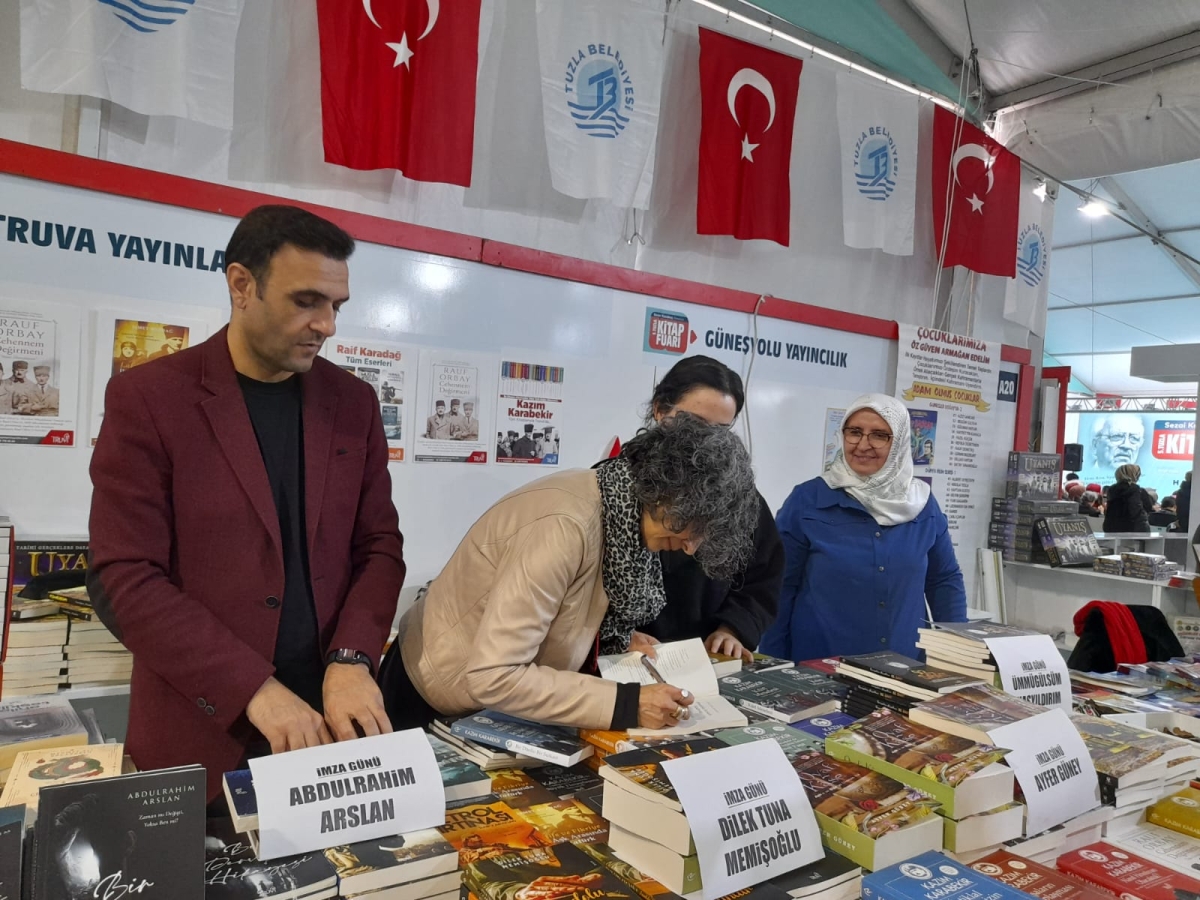 Truva Yayınları ve Truva Edebiyat Dergisi 5. Tuzla Kitap Fuarı İmza Günü- 03 - 04 / Aralık / 2022