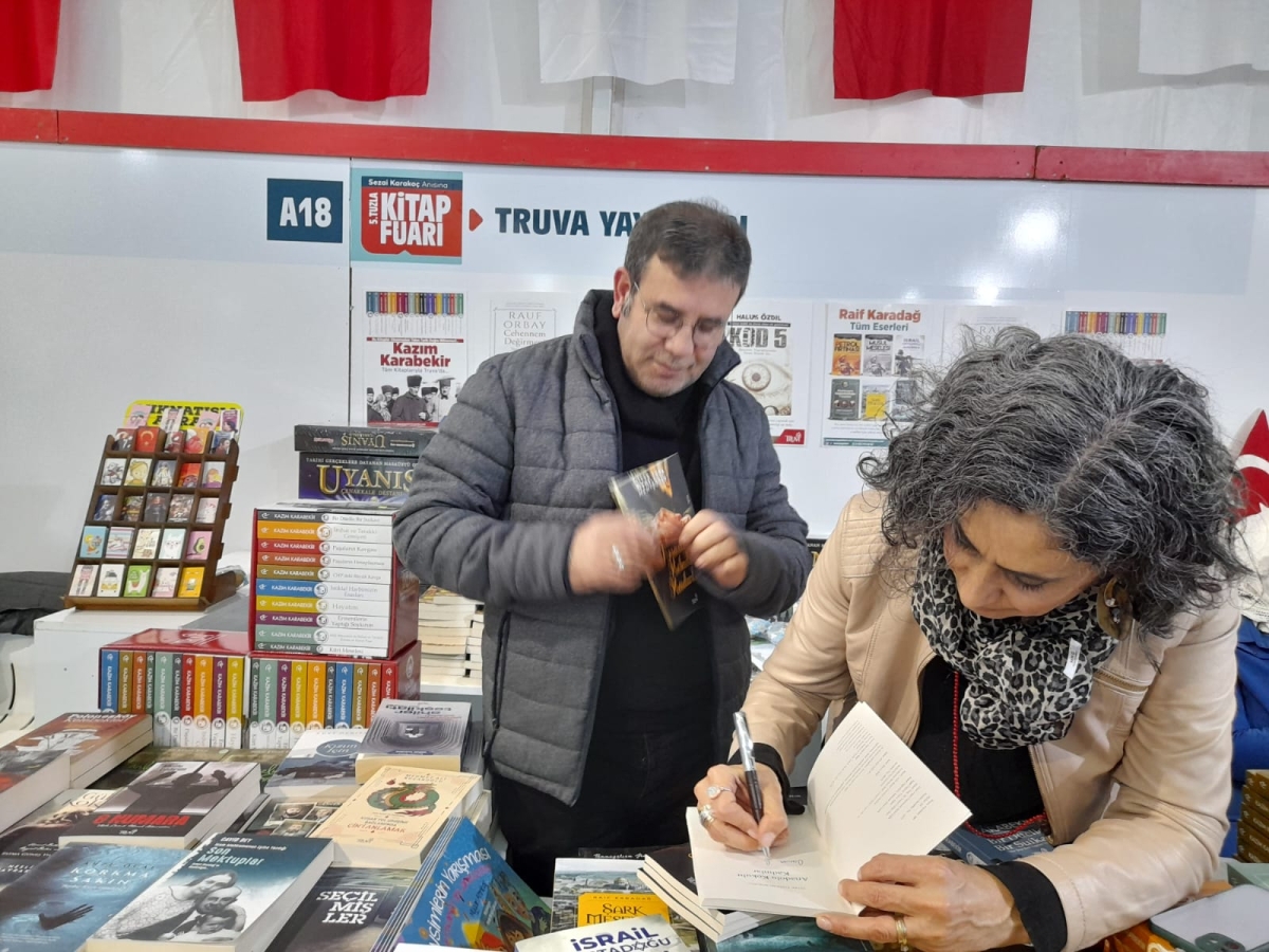 Truva Yayınları ve Truva Edebiyat Dergisi 5. Tuzla Kitap Fuarı İmza Günü- 03 - 04 / Aralık / 2022
