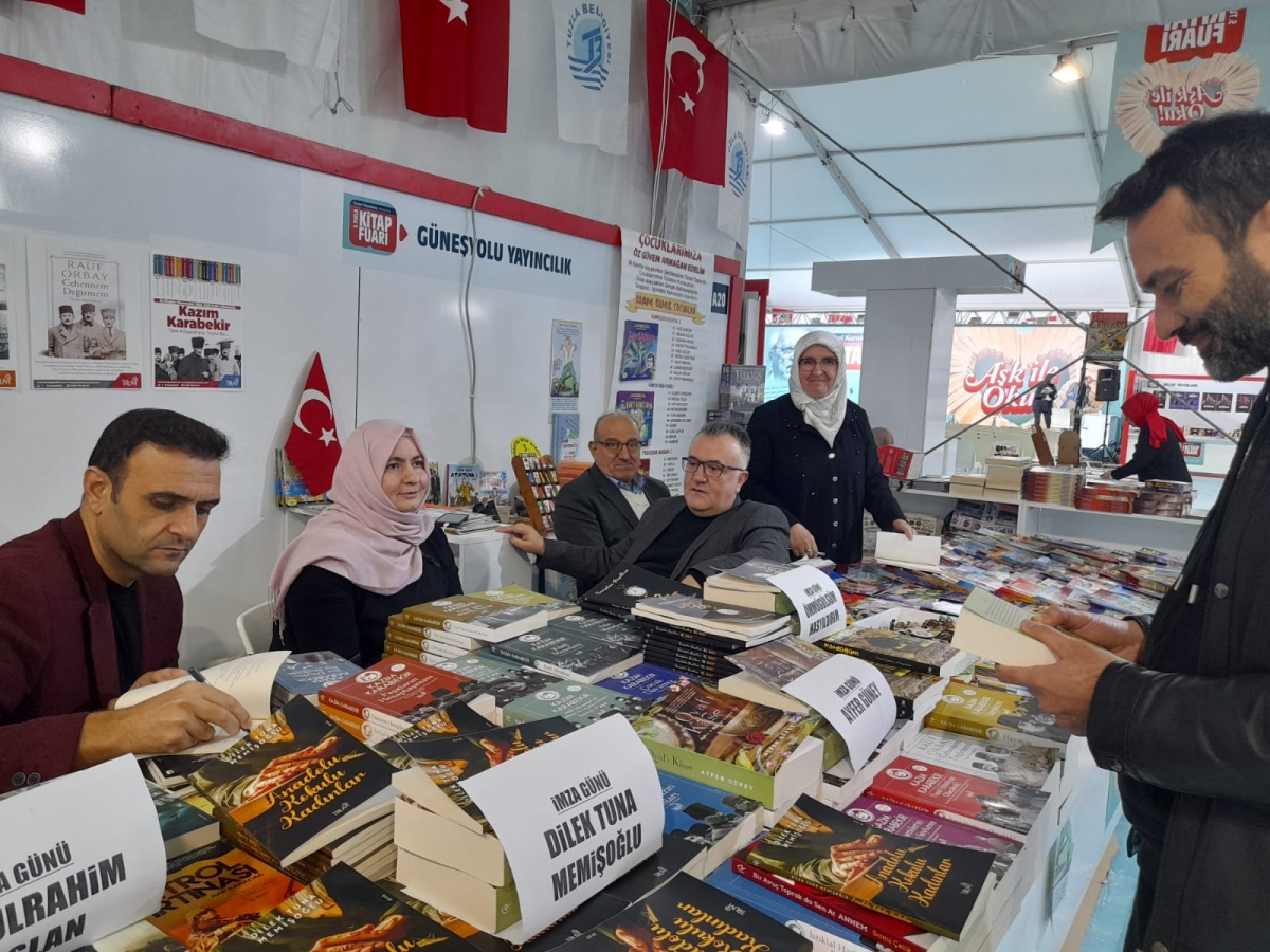 Truva Yayınları ve Truva Edebiyat Dergisi 5. Tuzla Kitap Fuarı İmza Günü- 03 - 04 / Aralık / 2022