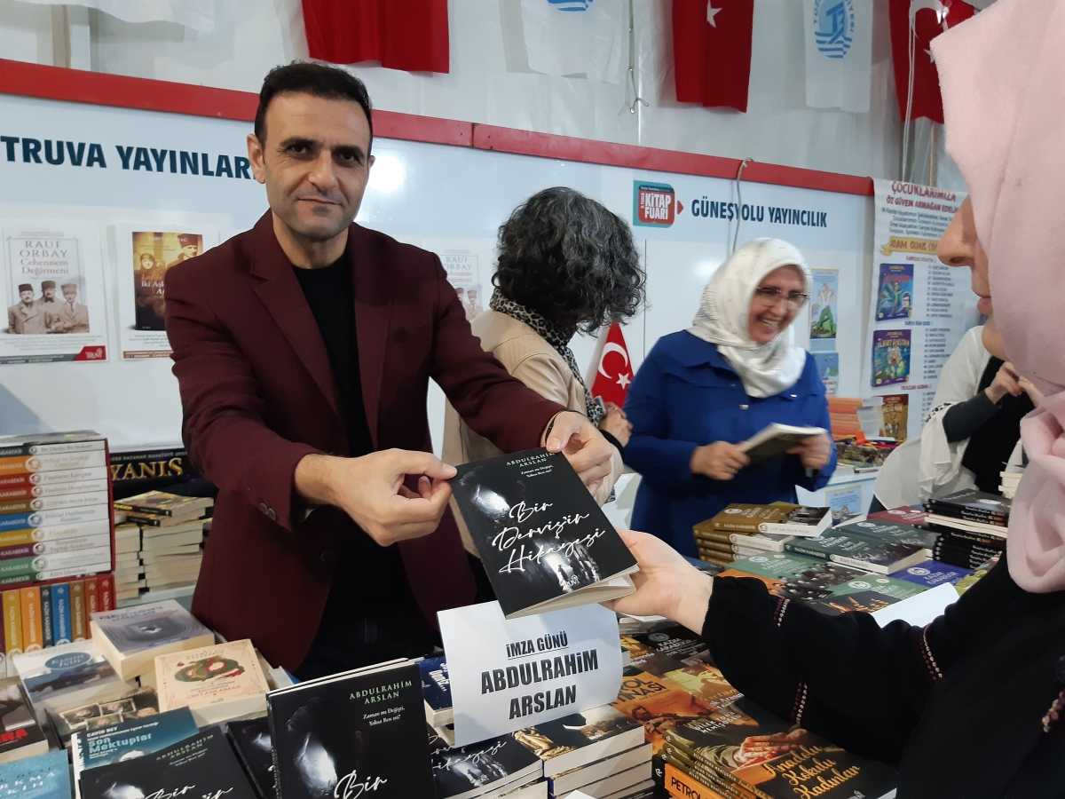 Truva Yayınları ve Truva Edebiyat Dergisi 5. Tuzla Kitap Fuarı İmza Günü- 03 - 04 / Aralık / 2022