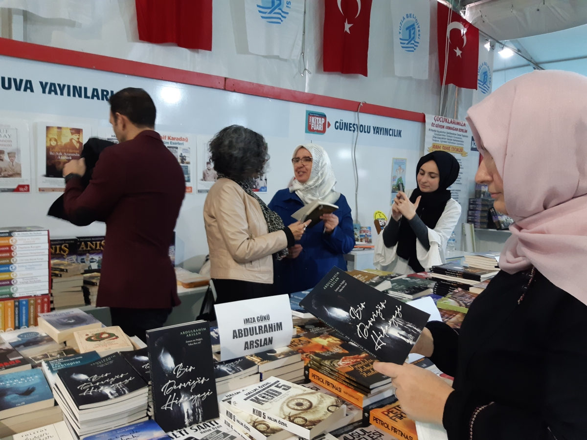 Truva Yayınları ve Truva Edebiyat Dergisi 5. Tuzla Kitap Fuarı İmza Günü- 03 - 04 / Aralık / 2022