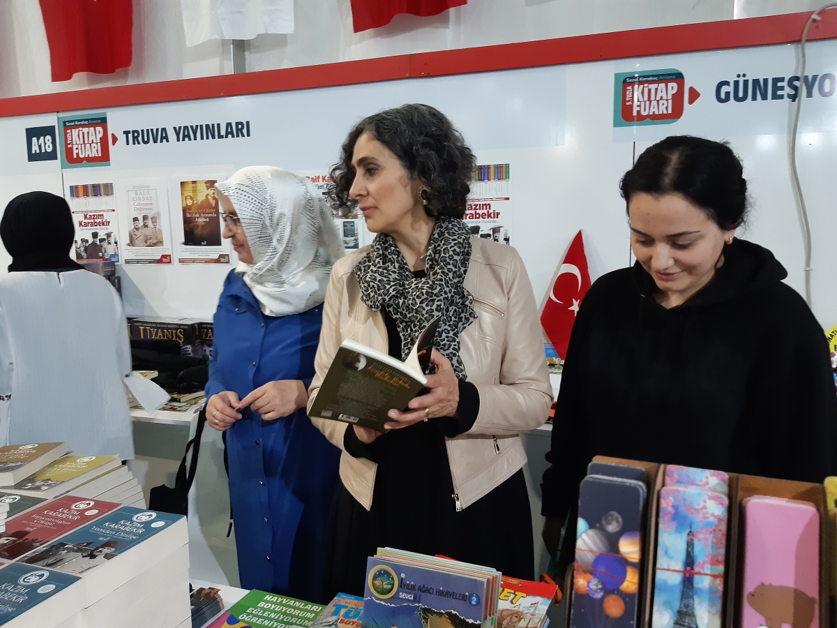 Truva Yayınları ve Truva Edebiyat Dergisi 5. Tuzla Kitap Fuarı İmza Günü- 03 - 04 / Aralık / 2022