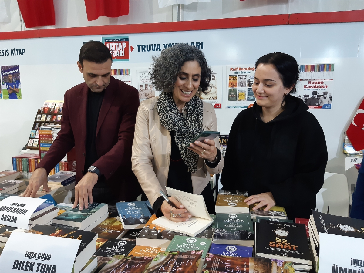 Truva Yayınları ve Truva Edebiyat Dergisi 5. Tuzla Kitap Fuarı İmza Günü- 03 - 04 / Aralık / 2022