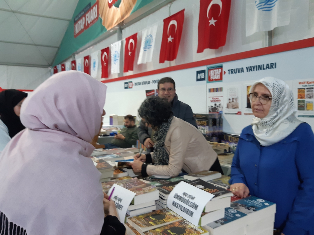 Truva Yayınları ve Truva Edebiyat Dergisi 5. Tuzla Kitap Fuarı İmza Günü- 03 - 04 / Aralık / 2022