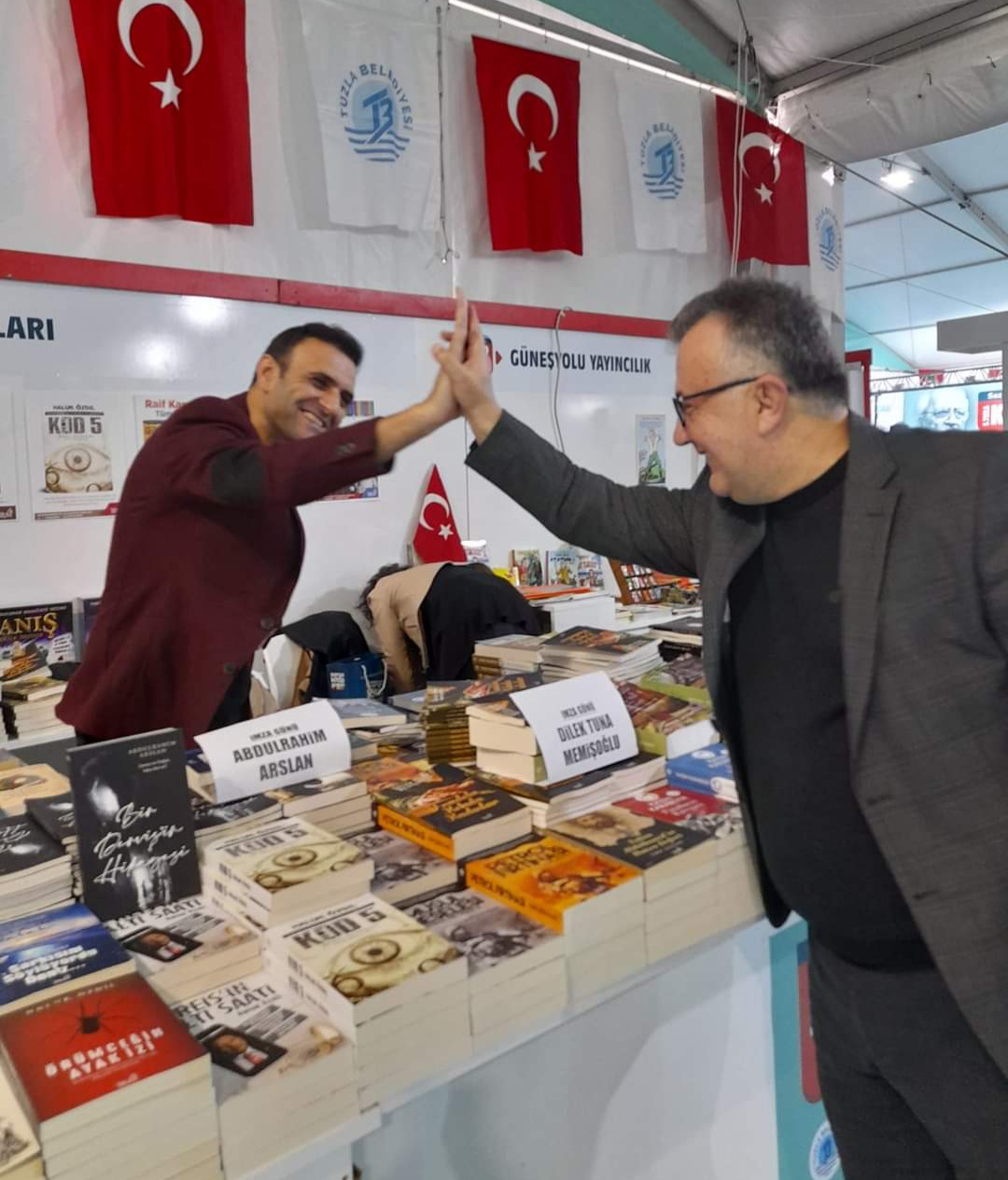 Truva Yayınları ve Truva Edebiyat Dergisi 5. Tuzla Kitap Fuarı İmza Günü- 03 - 04 / Aralık / 2022