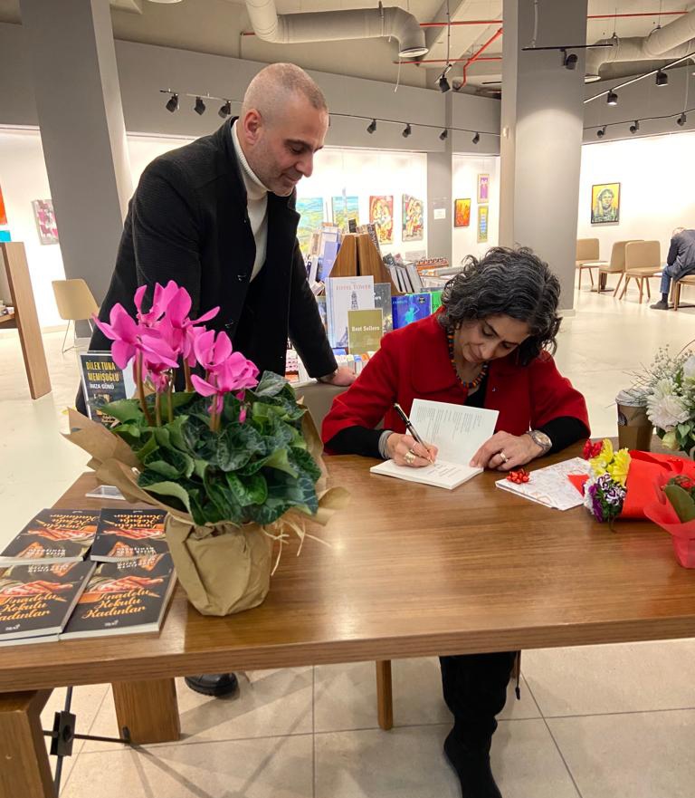Dilek Tuna Memişoğlu, Ankara'da TRUVA YAYINLARI'nın Organizasyonuyla Düzenlenen İmza Gününde Kitabını İmzaladı