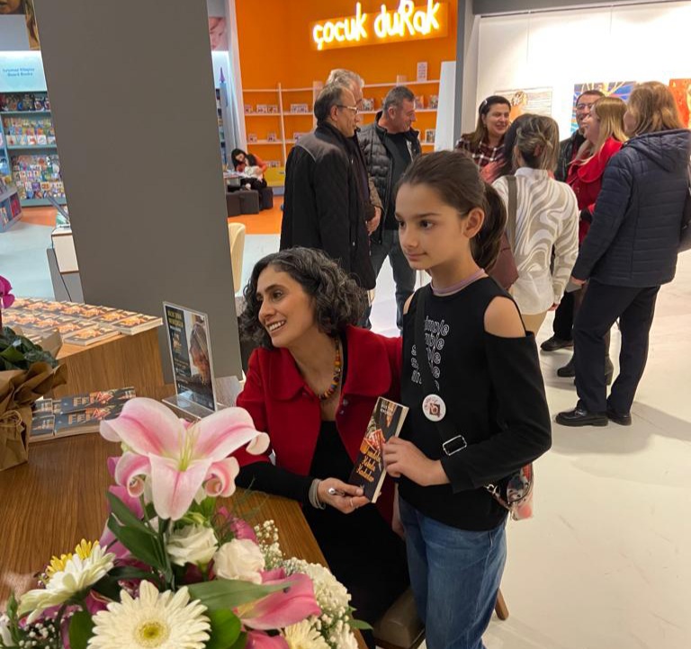Dilek Tuna Memişoğlu, Ankara'da TRUVA YAYINLARI'nın Organizasyonuyla Düzenlenen İmza Gününde Kitabını İmzaladı