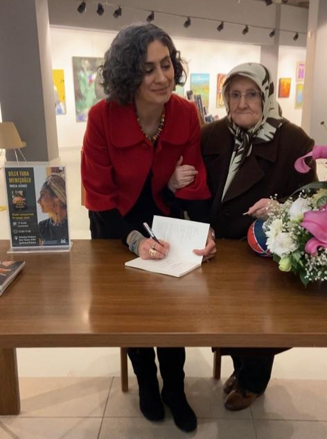 Dilek Tuna Memişoğlu, Ankara'da TRUVA YAYINLARI'nın Organizasyonuyla Düzenlenen İmza Gününde Kitabını İmzaladı