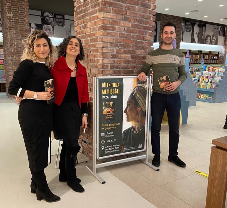 Dilek Tuna Memişoğlu, Ankara'da TRUVA YAYINLARI'nın Organizasyonuyla Düzenlenen İmza Gününde Kitabını İmzaladı