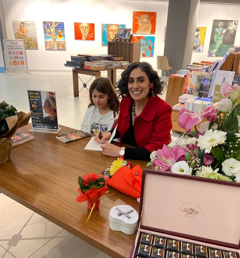 Dilek Tuna Memişoğlu, Ankara'da TRUVA YAYINLARI'nın Organizasyonuyla Düzenlenen İmza Gününde Kitabını İmzaladı