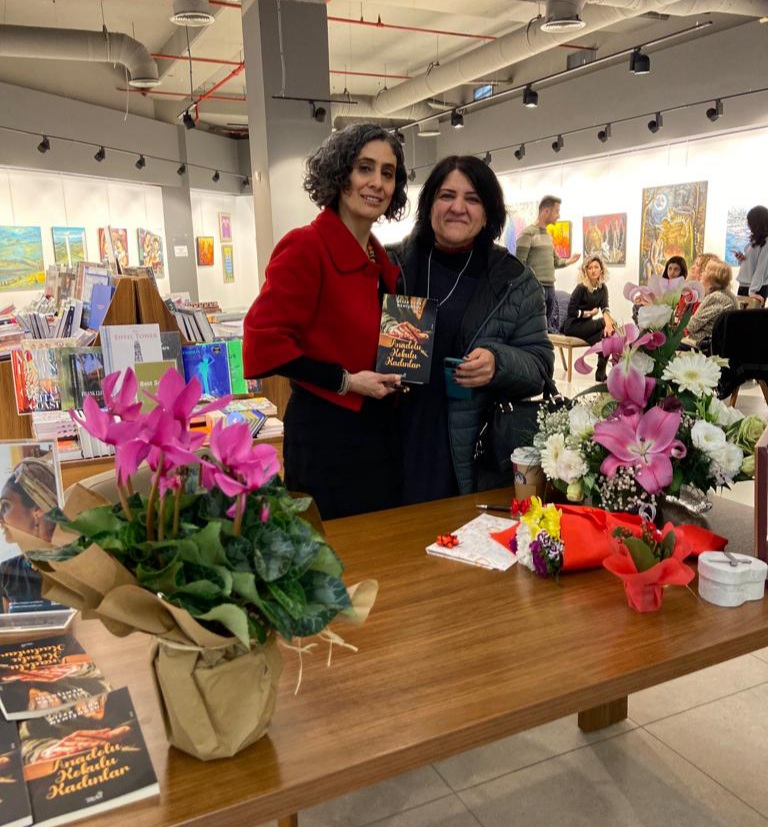 Dilek Tuna Memişoğlu, Ankara'da TRUVA YAYINLARI'nın Organizasyonuyla Düzenlenen İmza Gününde Kitabını İmzaladı