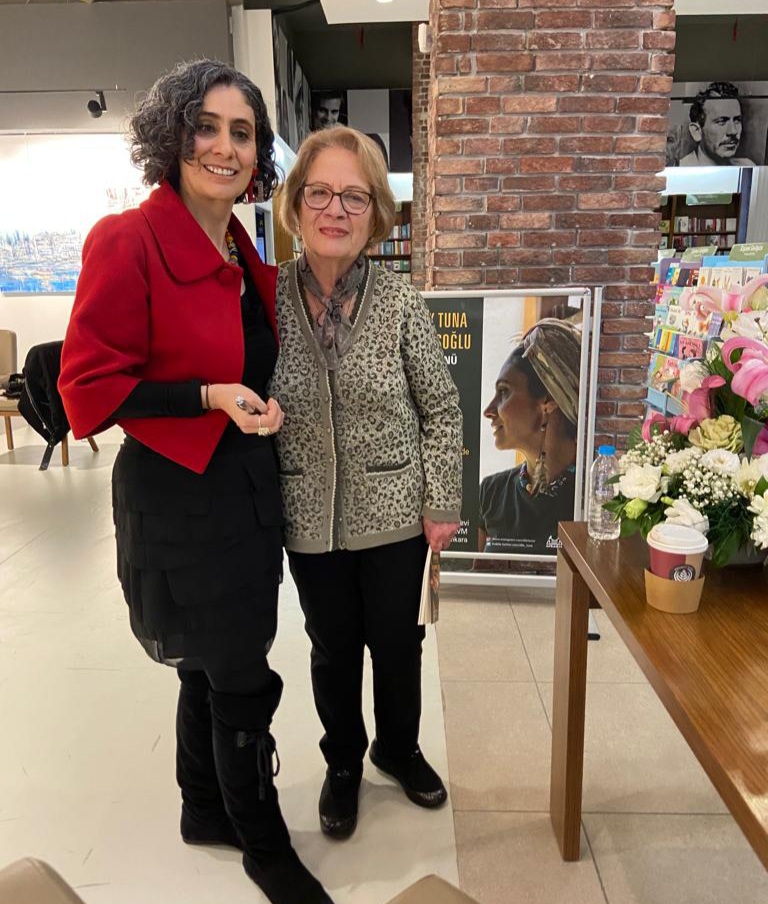 Dilek Tuna Memişoğlu, Ankara'da TRUVA YAYINLARI'nın Organizasyonuyla Düzenlenen İmza Gününde Kitabını İmzaladı