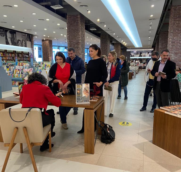 Dilek Tuna Memişoğlu, Ankara'da TRUVA YAYINLARI'nın Organizasyonuyla Düzenlenen İmza Gününde Kitabını İmzaladı