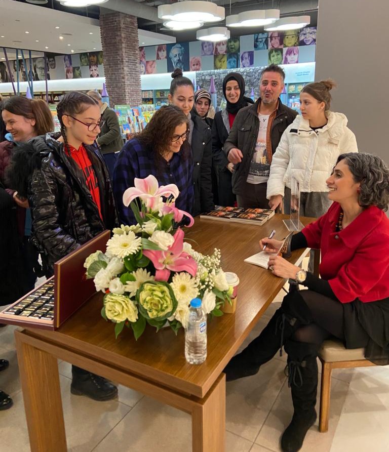 Dilek Tuna Memişoğlu, Ankara'da TRUVA YAYINLARI'nın Organizasyonuyla Düzenlenen İmza Gününde Kitabını İmzaladı