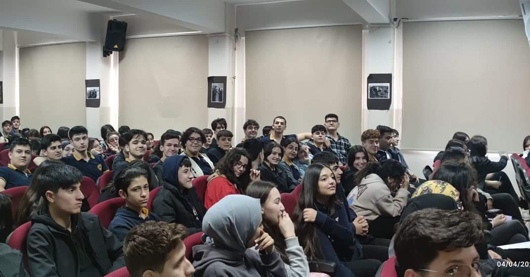 Yazarımız Abdulrahim Arslan Gümüşyaka Anadolu Lisesi'nde Öğrencileriyle...