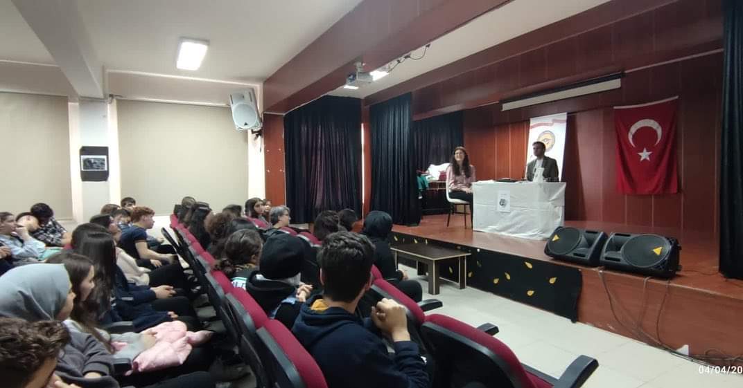 Yazarımız Abdulrahim Arslan Gümüşyaka Anadolu Lisesi'nde Öğrencileriyle...