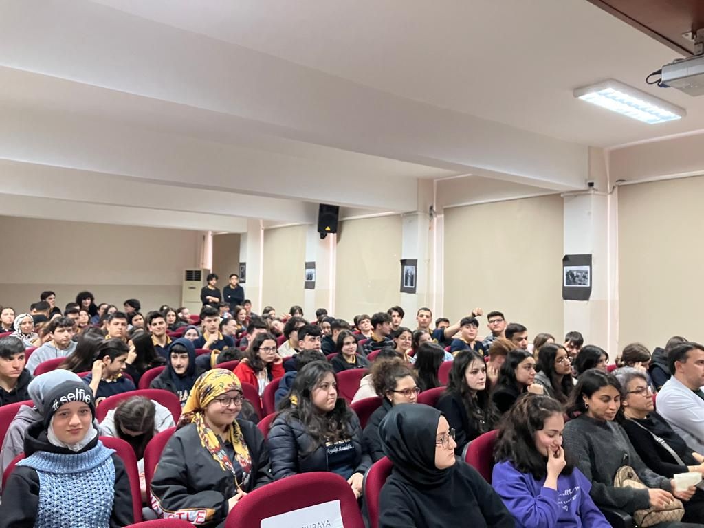 Yazarımız Abdulrahim Arslan Gümüşyaka Anadolu Lisesi'nde Öğrencileriyle...