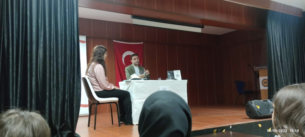 Yazarımız Abdulrahim Arslan Gümüşyaka Anadolu Lisesi'nde Öğrencileriyle...