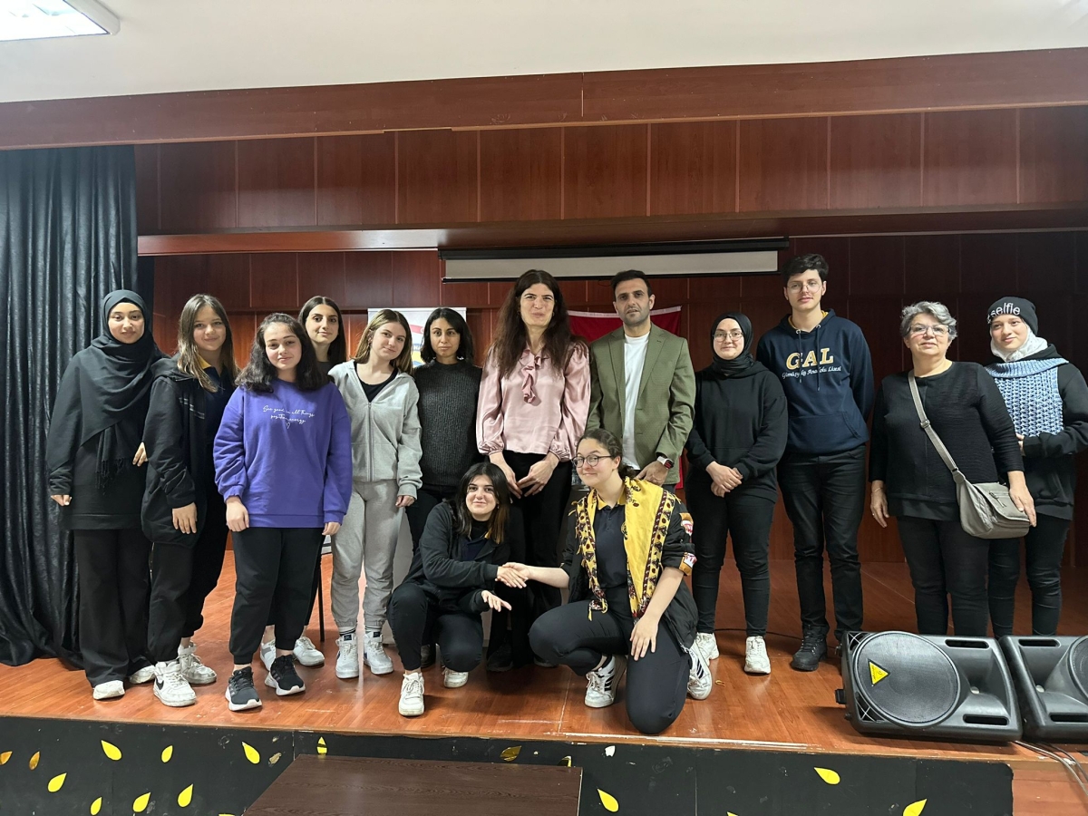 Yazarımız Abdulrahim Arslan Gümüşyaka Anadolu Lisesi'nde Öğrencileriyle...