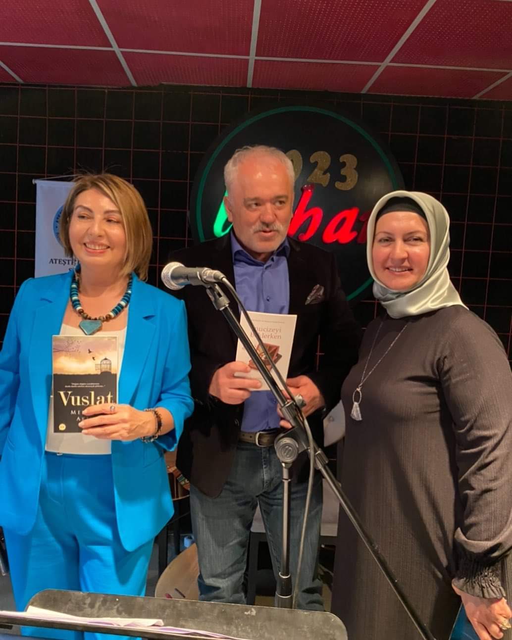 Truva Yayınları ve Truva Edebiyat Dergisi Yazarlarımız Ankara'da, 'Ateşte Demlenen Şiirler Antoloi-1 Kitap Tanıtımı ve İmza Günü' Etkinliğinde... 