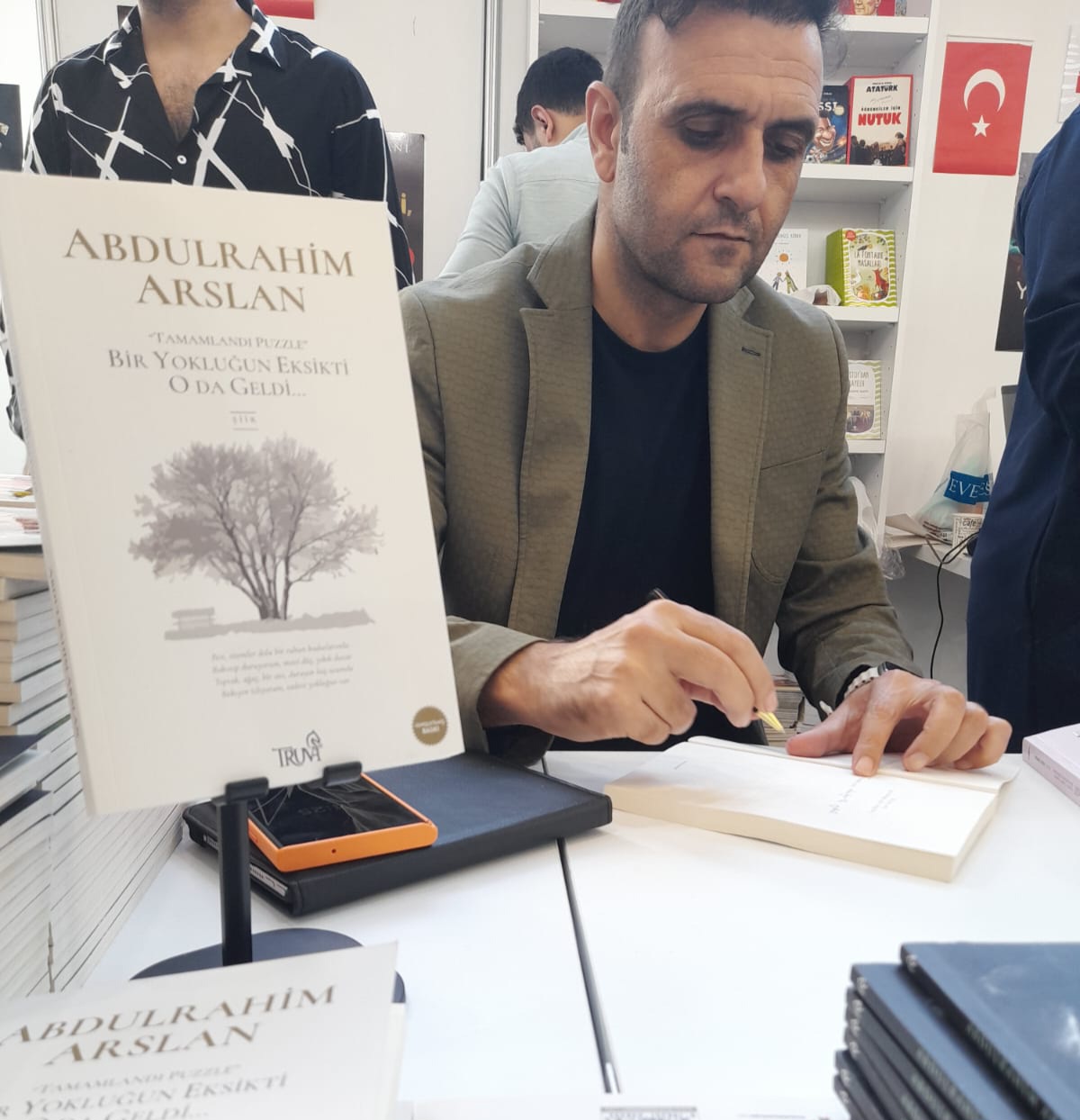 40. Tüyap Kitap Fuarı Mavi Nefes & Truva Yayınları Standında Yazarlarımız Ayfer Güney ve Abdulrahim Arslan'ın İmza Günü / 01 Kasım 2023