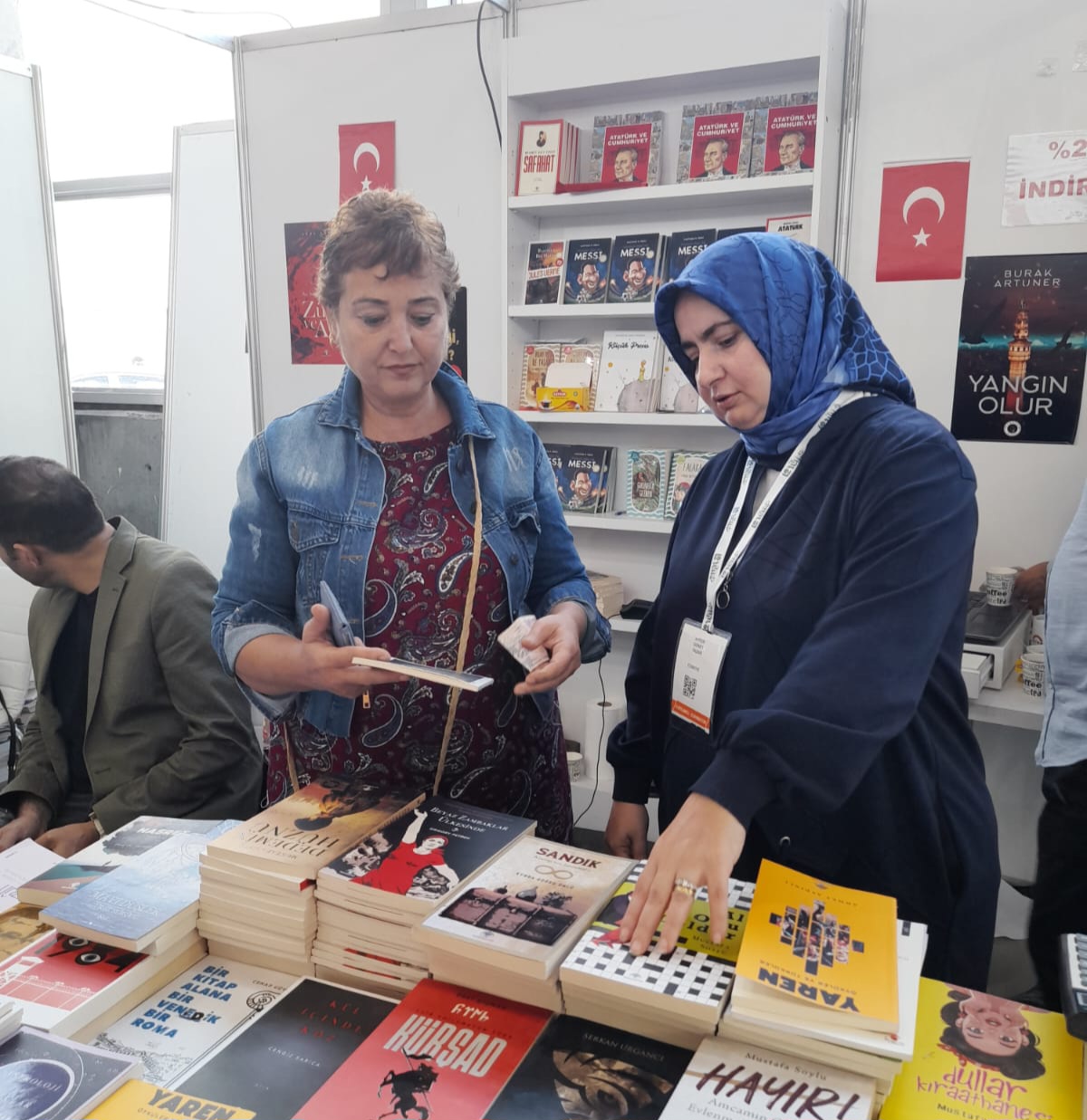 40. Tüyap Kitap Fuarı Mavi Nefes & Truva Yayınları Standında Yazarlarımız Ayfer Güney ve Abdulrahim Arslan'ın İmza Günü / 01 Kasım 2023