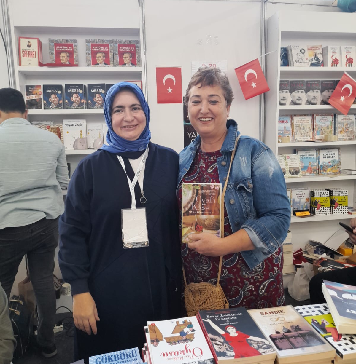 40. Tüyap Kitap Fuarı Mavi Nefes & Truva Yayınları Standında Yazarlarımız Ayfer Güney ve Abdulrahim Arslan'ın İmza Günü / 01 Kasım 2023