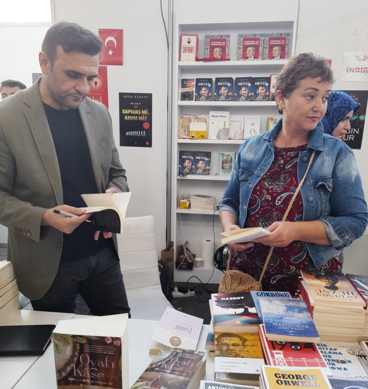 40. Tüyap Kitap Fuarı Mavi Nefes & Truva Yayınları Standında Yazarlarımız Ayfer Güney ve Abdulrahim Arslan'ın İmza Günü / 01 Kasım 2023