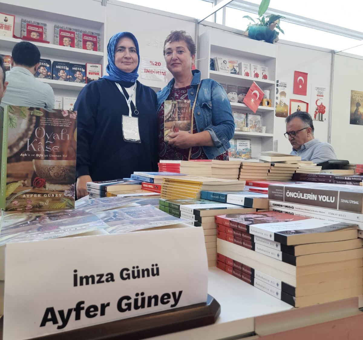 40. Tüyap Kitap Fuarı Mavi Nefes & Truva Yayınları Standında Yazarlarımız Ayfer Güney ve Abdulrahim Arslan'ın İmza Günü / 01 Kasım 2023