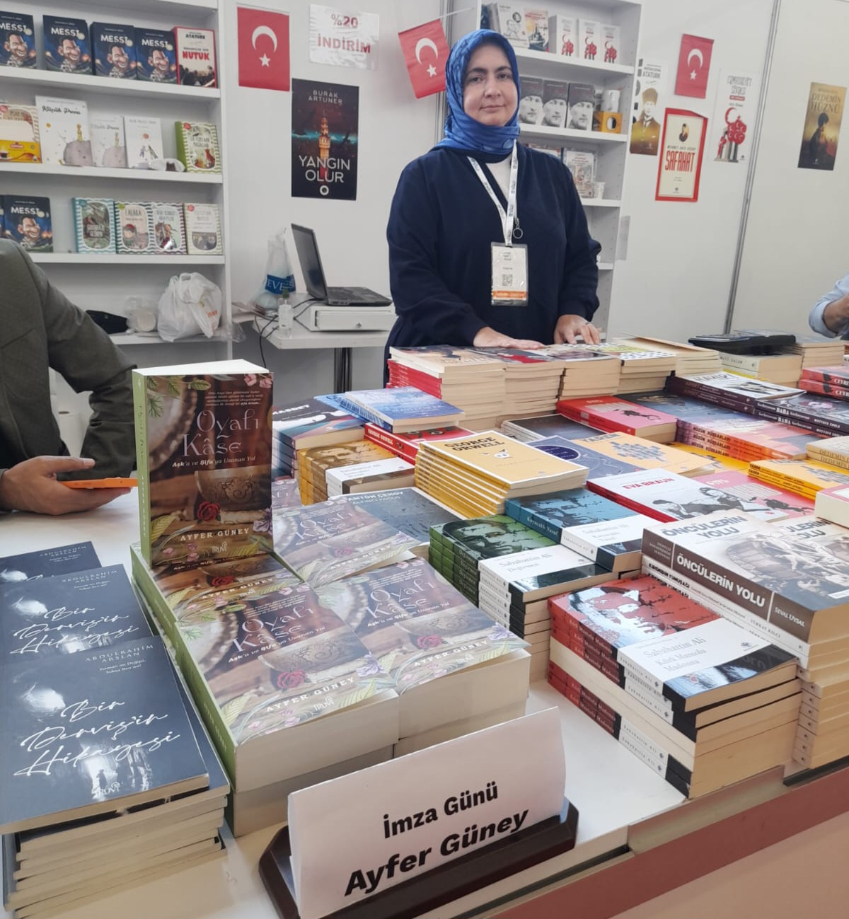 40. Tüyap Kitap Fuarı Mavi Nefes & Truva Yayınları Standında Yazarlarımız Ayfer Güney ve Abdulrahim Arslan'ın İmza Günü / 01 Kasım 2023
