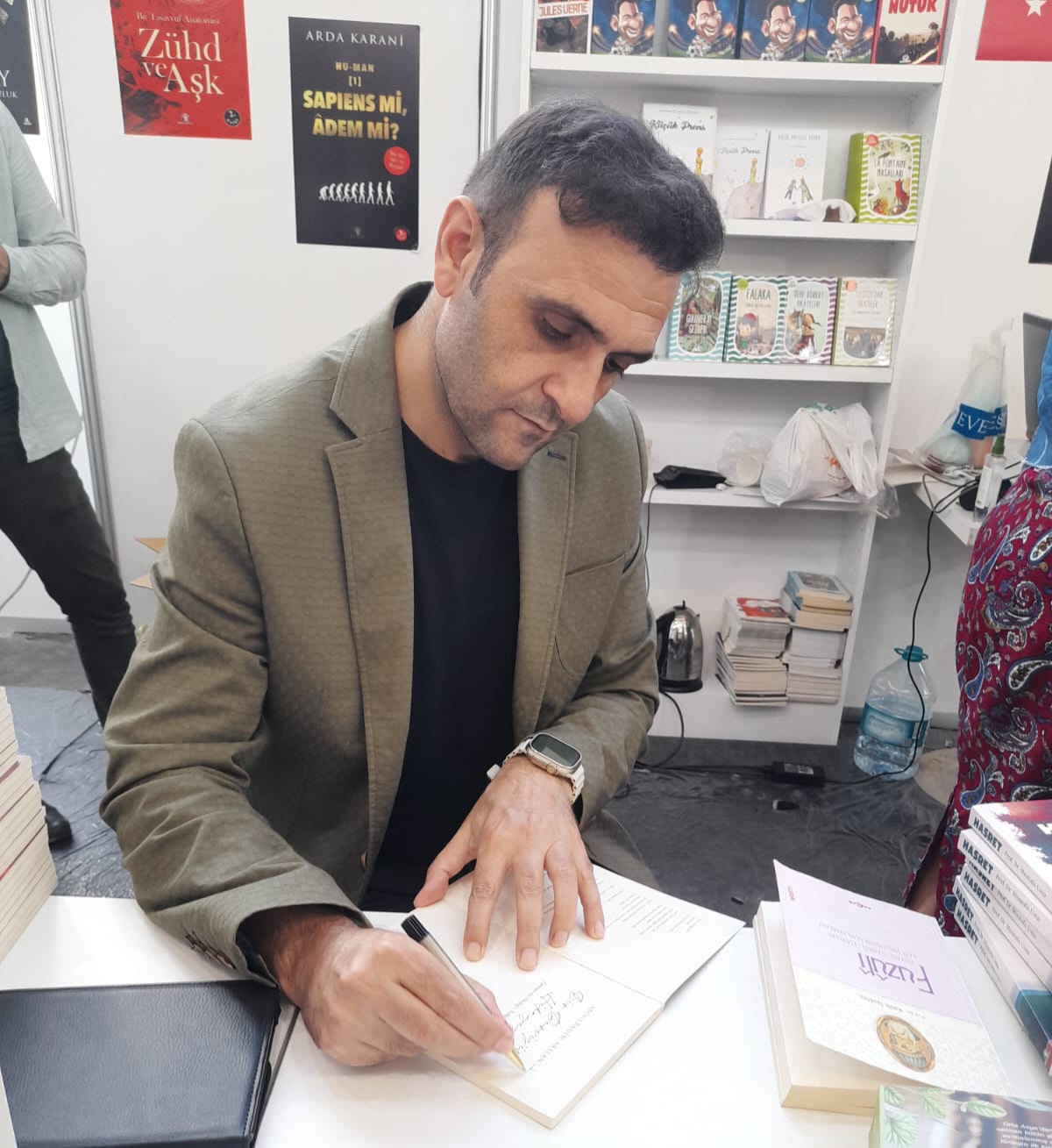 40. Tüyap Kitap Fuarı Mavi Nefes & Truva Yayınları Standında Yazarlarımız Ayfer Güney ve Abdulrahim Arslan'ın İmza Günü / 01 Kasım 2023