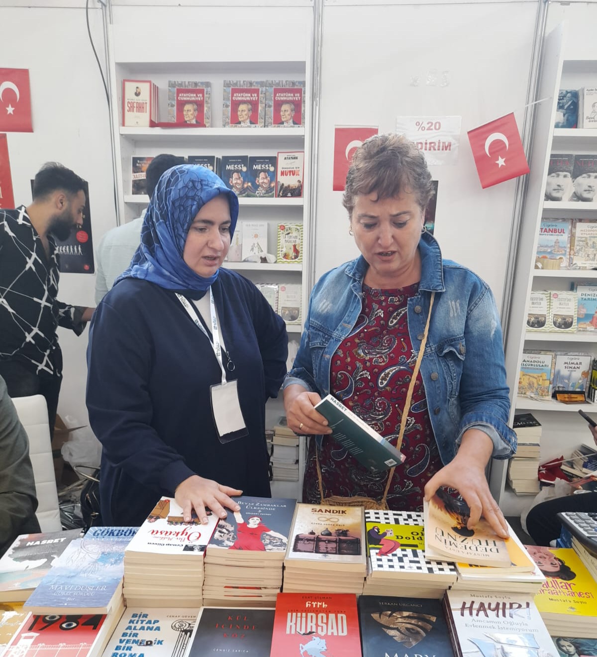 40. Tüyap Kitap Fuarı Mavi Nefes & Truva Yayınları Standında Yazarlarımız Ayfer Güney ve Abdulrahim Arslan'ın İmza Günü / 01 Kasım 2023