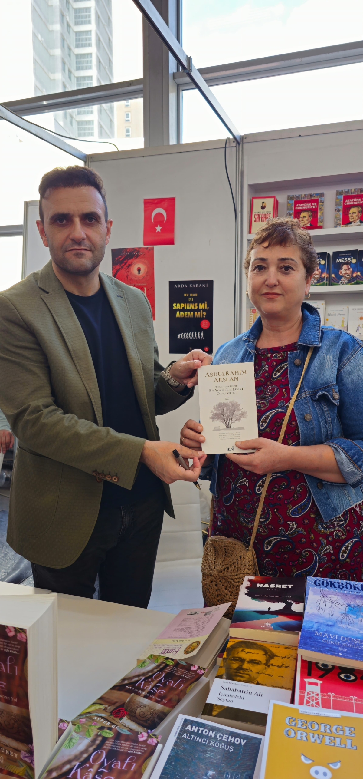 40. Tüyap Kitap Fuarı Mavi Nefes & Truva Yayınları Standında Yazarlarımız Ayfer Güney ve Abdulrahim Arslan'ın İmza Günü / 01 Kasım 2023