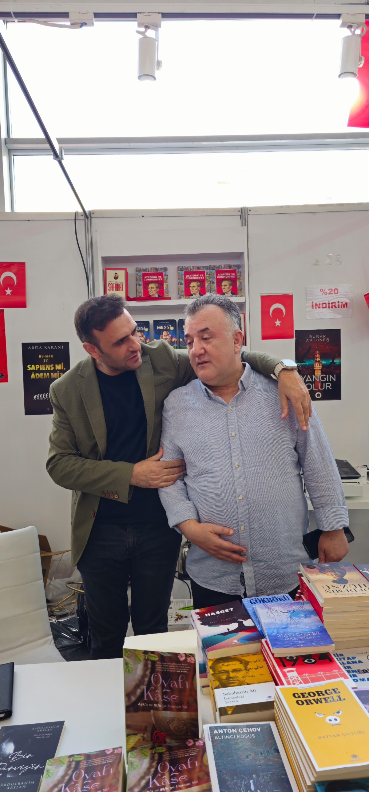 40. Tüyap Kitap Fuarı Mavi Nefes & Truva Yayınları Standında Yazarlarımız Ayfer Güney ve Abdulrahim Arslan'ın İmza Günü / 01 Kasım 2023
