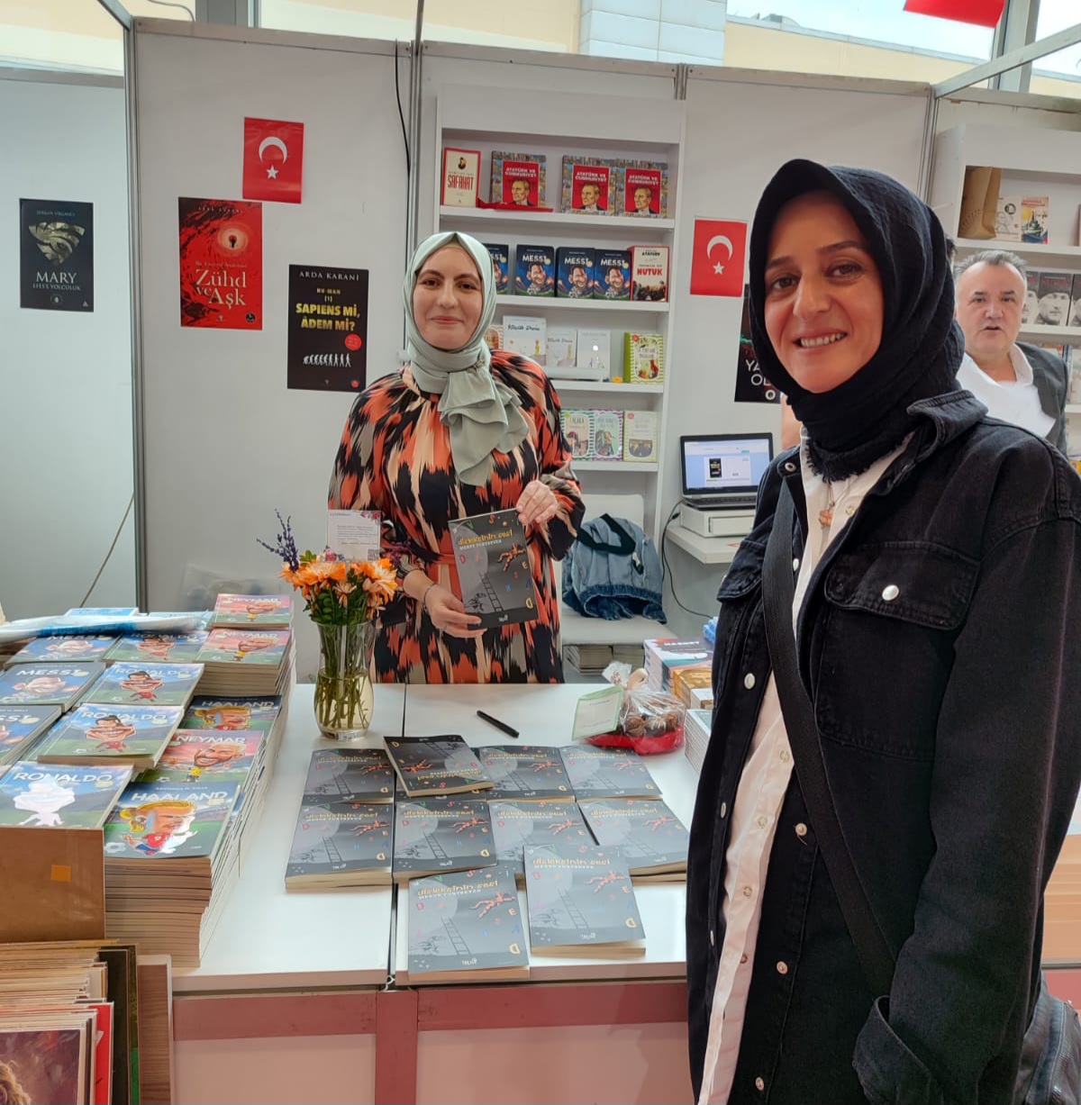 40. Tüyap Kitap Fuarı Mavi Nefes & Truva Yayınları Standında Yazarımız Merve Yurtsever'in İmza Günü / 02 Kasım 2023
