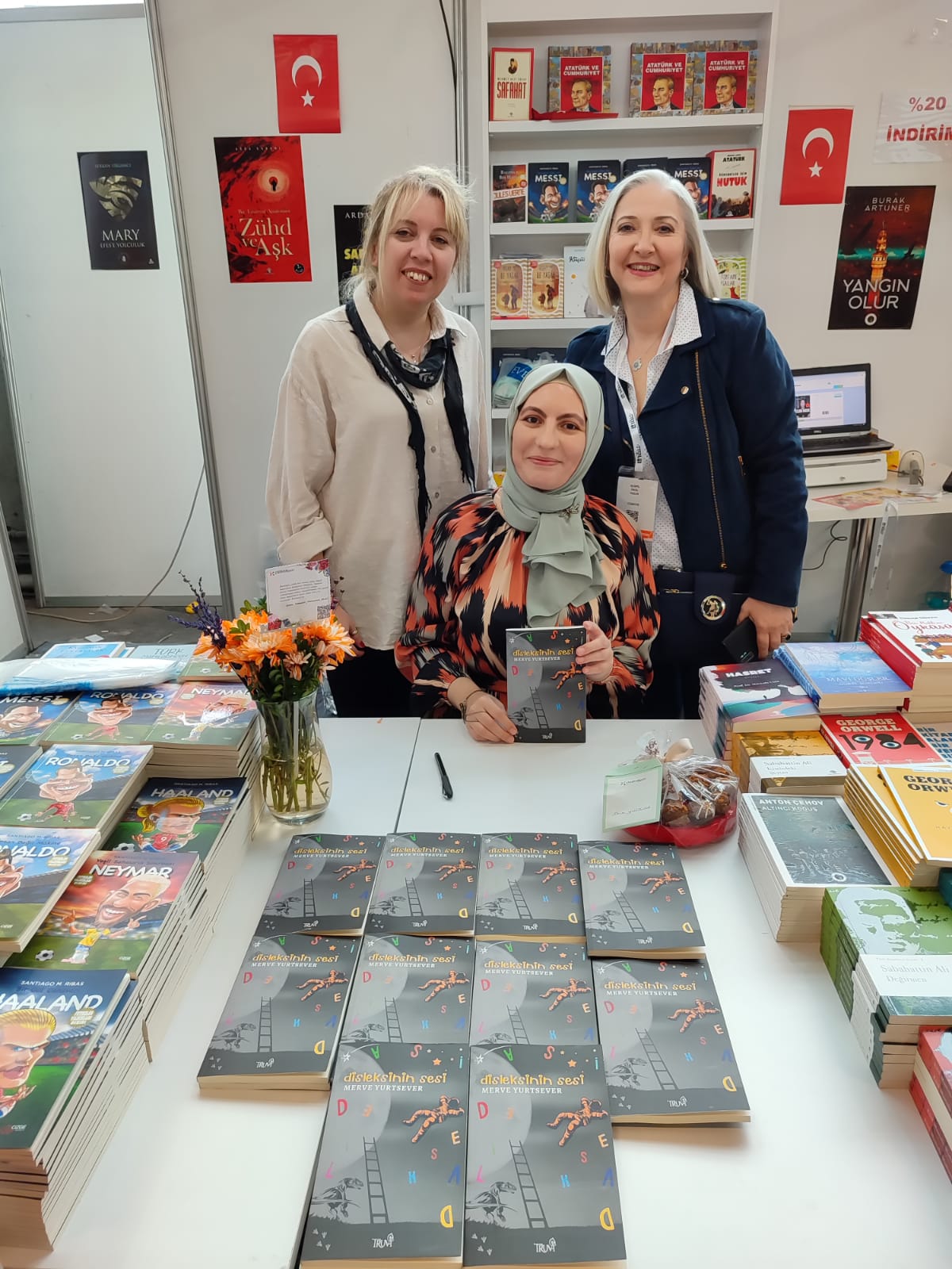 40. Tüyap Kitap Fuarı Mavi Nefes & Truva Yayınları Standında Yazarımız Merve Yurtsever'in İmza Günü / 02 Kasım 2023