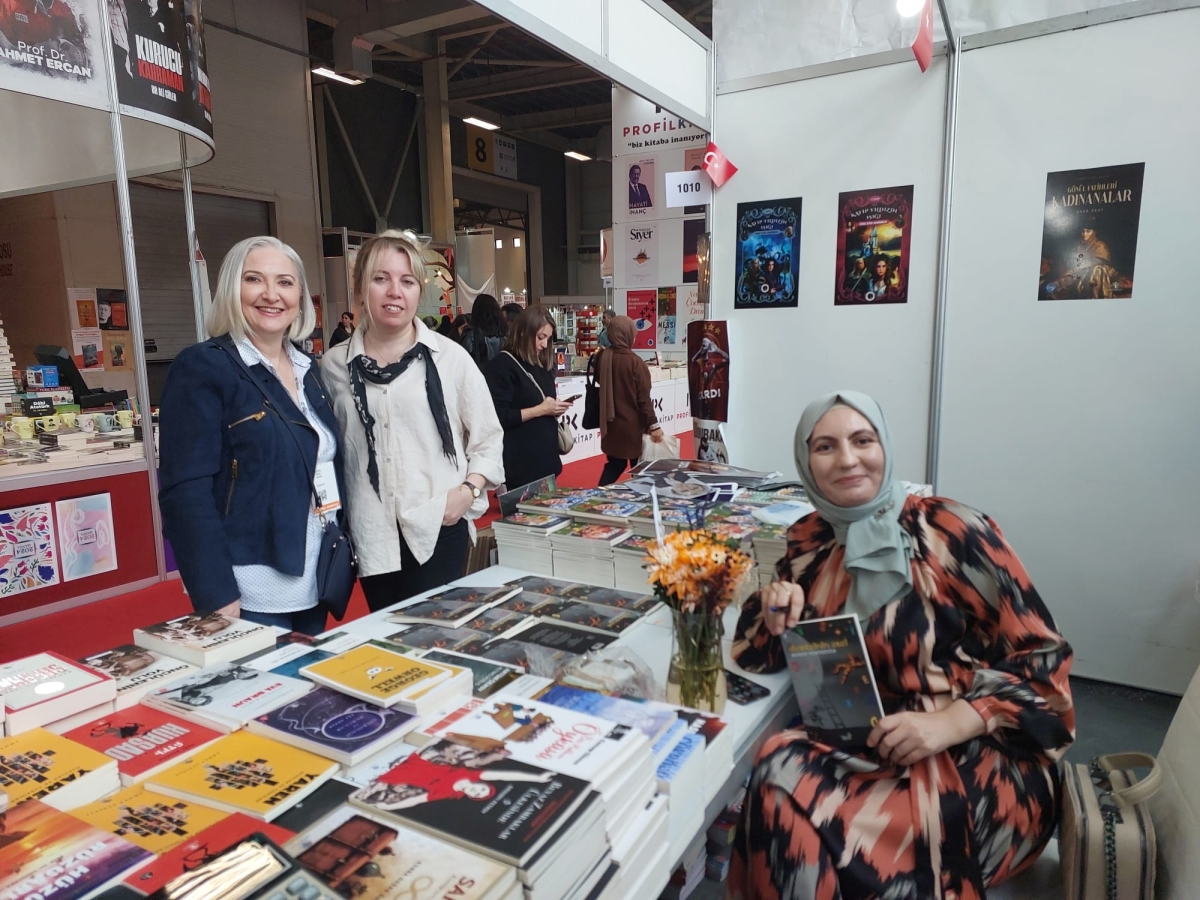 40. Tüyap Kitap Fuarı Mavi Nefes & Truva Yayınları Standında Yazarımız Merve Yurtsever'in İmza Günü / 02 Kasım 2023