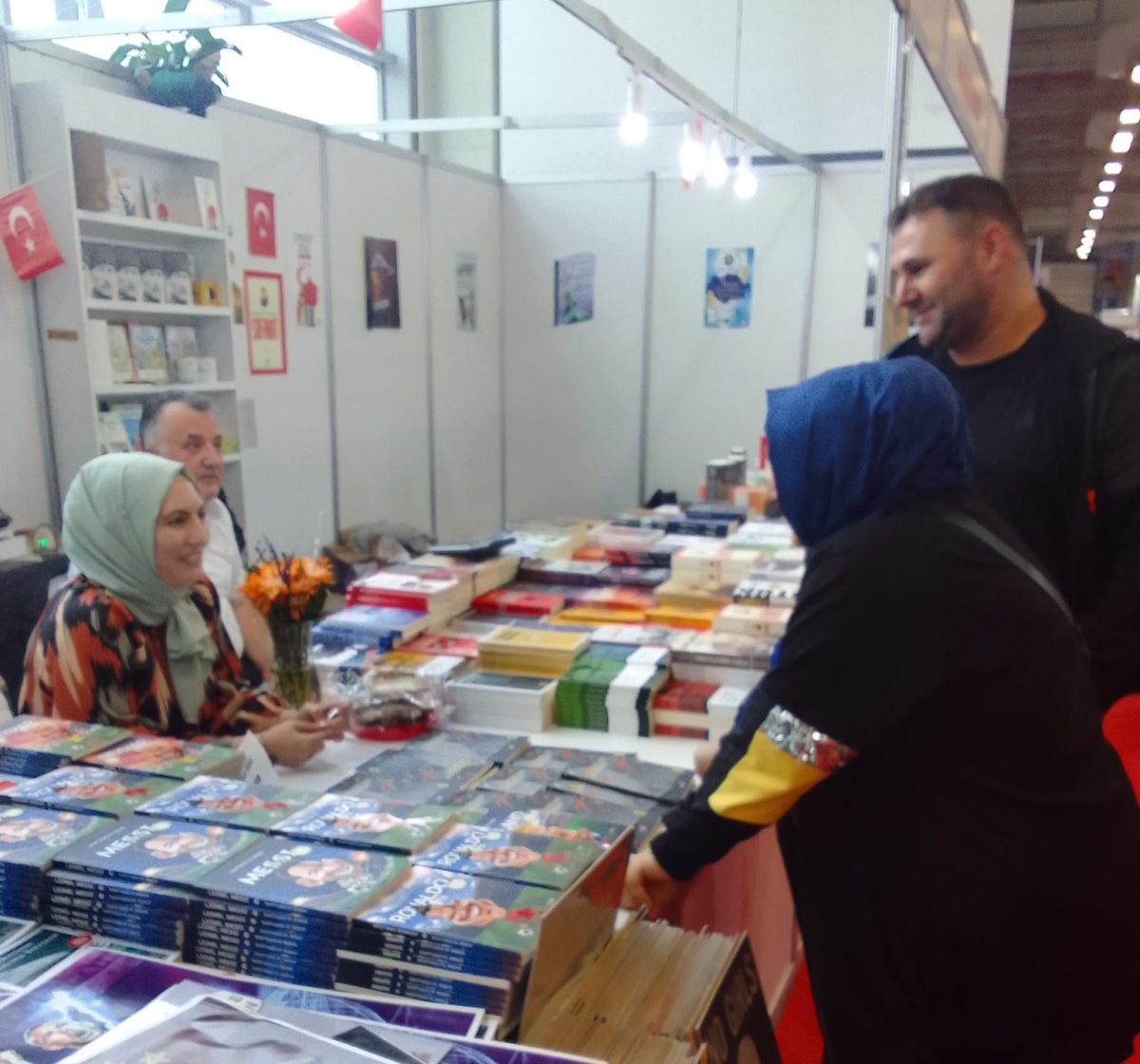 40. Tüyap Kitap Fuarı Mavi Nefes & Truva Yayınları Standında Yazarımız Merve Yurtsever'in İmza Günü / 02 Kasım 2023