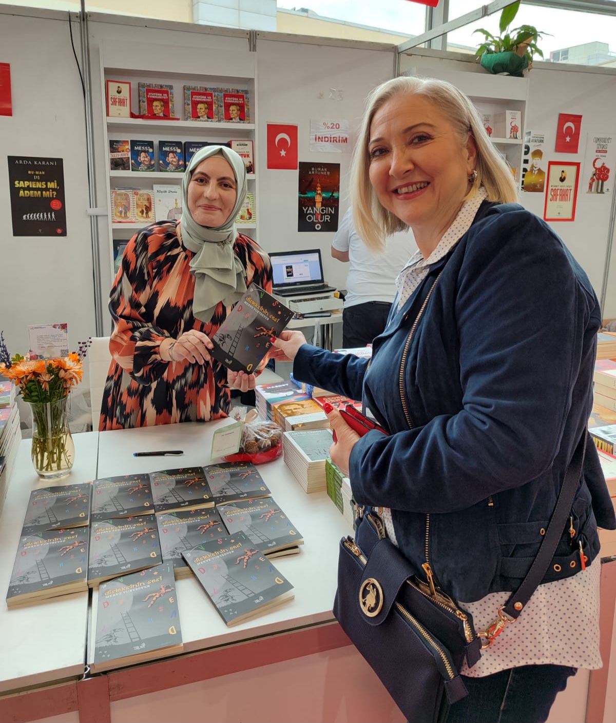 40. Tüyap Kitap Fuarı Mavi Nefes & Truva Yayınları Standında Yazarımız Merve Yurtsever'in İmza Günü / 02 Kasım 2023